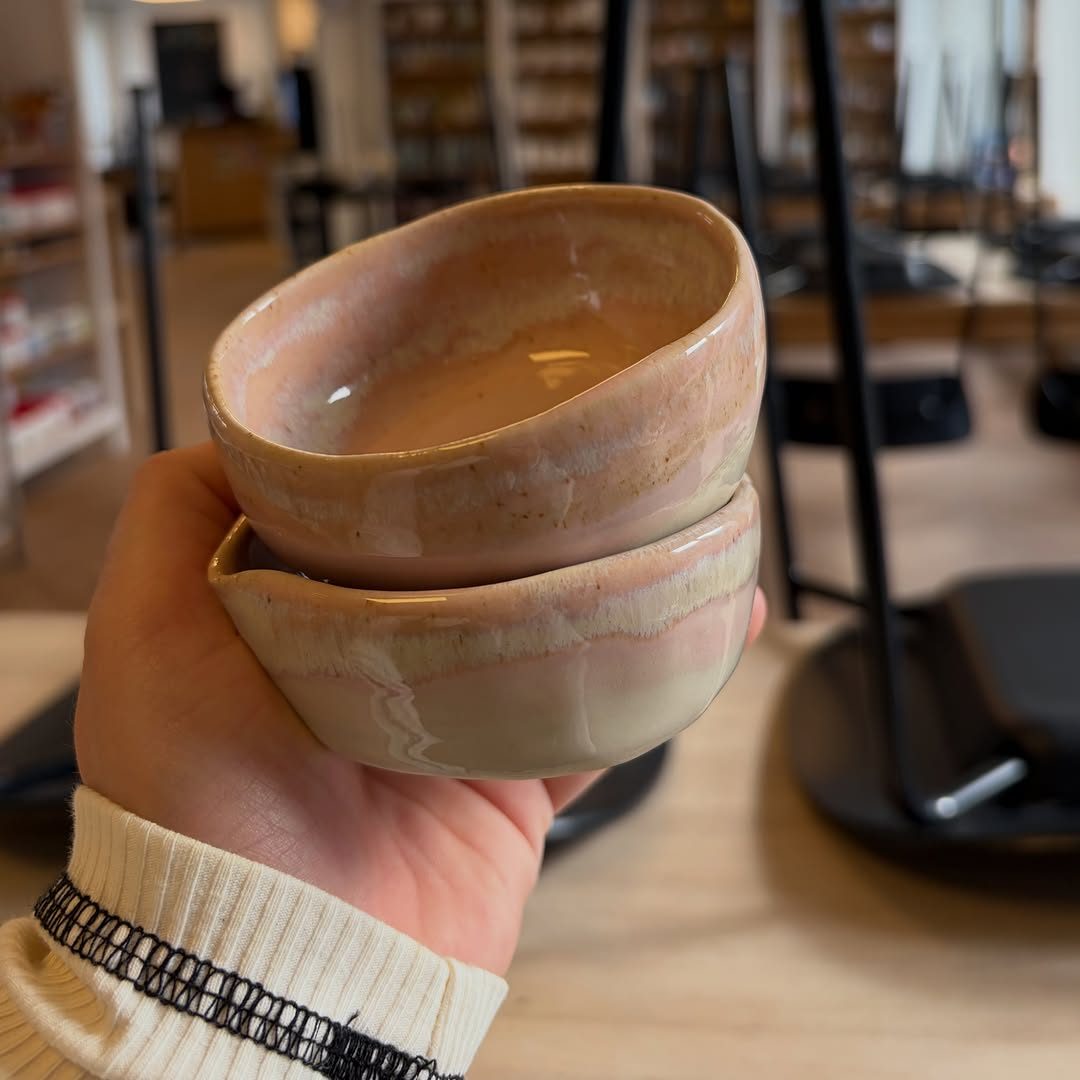 To små håndlavede skåle i rosa og creme glasur