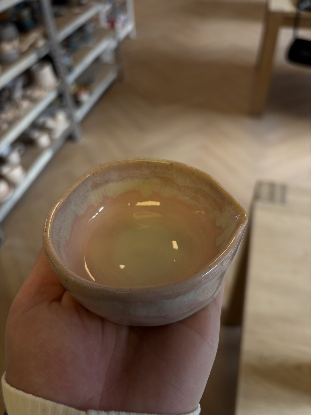 Lille håndlavet skål i rosa og creme glasur